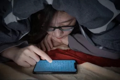 关灯玩手机的危害 关灯玩手机的危害